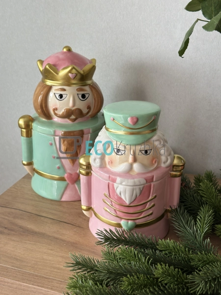 Керамічна банка для солодощів "Лускунчик", 850 мл, рожев ... Керамічна банка для солодощів "Лускунчик", 850 мл, рожев ...