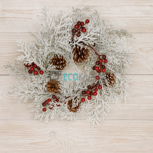 Декоративний вінок із засніженої хвої, шишок та червоних ...