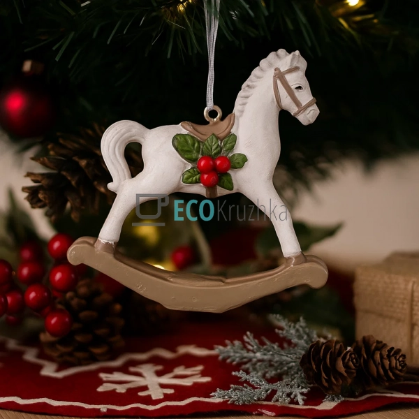 Декоративна підвіска «Конячка‑гойдалка» 7,5×2×7 см біло‑ ... Декоративна підвіска «Конячка‑гойдалка» 7,5×2×7 см біло‑ ...