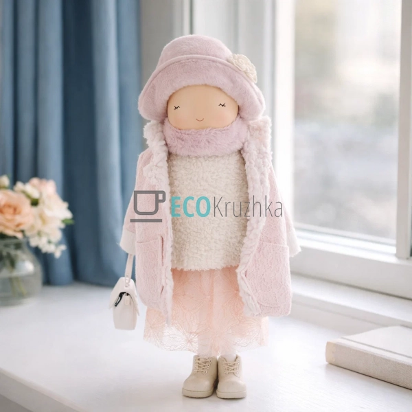 Декоративна лялька в рожевому пальті з капелюхом і сумоч ... Декоративна лялька в рожевому пальті з капелюхом і сумоч ...